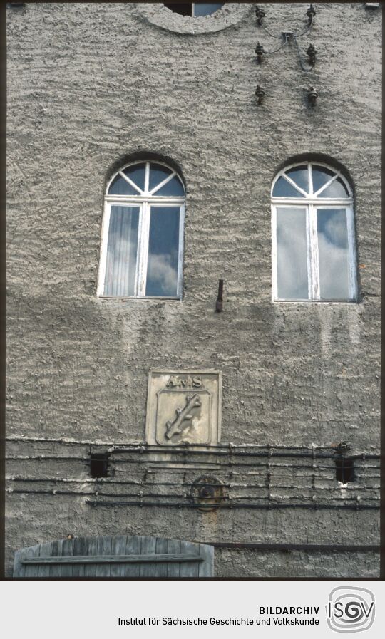 Wappenstein (?) am Rittergut Löbnitz