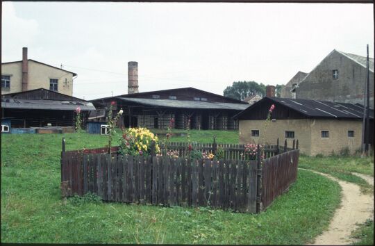Eingezäunter Garten mit Blumen in Bischofswerda vor einer Ziegelei