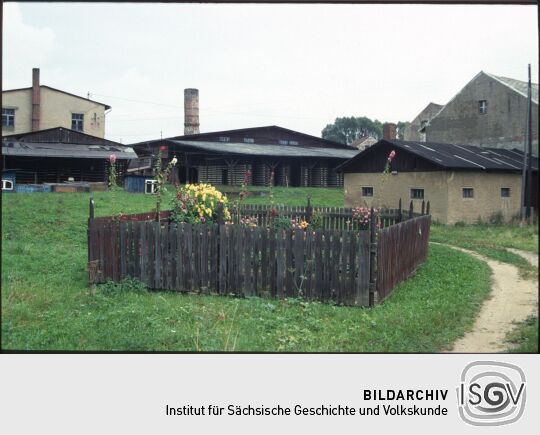 Eingezäunter Garten mit Blumen in Bischofswerda vor einer Ziegelei