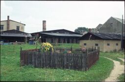 Bild: Eingezäunter Garten mit Blumen in Bischofswerda vor einer Ziegelei