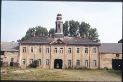Bild: Torhaus des Rittergutes Großharthau mit Storchennest auf dem Dachreiter