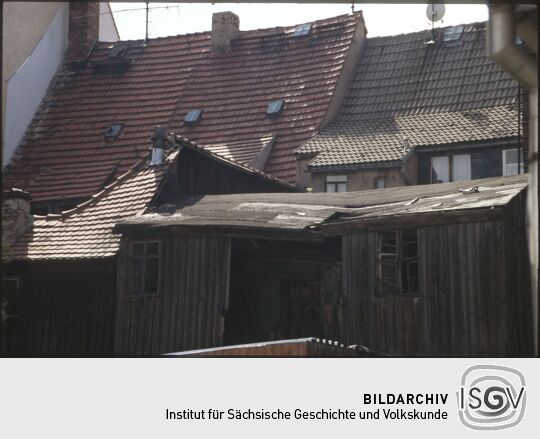 Verfallendes Holzgebäude in einem Hinterhof (?) in Freiberg