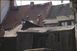 Bild: Verfallendes Holzgebäude in einem Hinterhof (?) in Freiberg