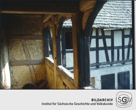 Laubengang an einem Fachwerkgebäude in Breunsdorf