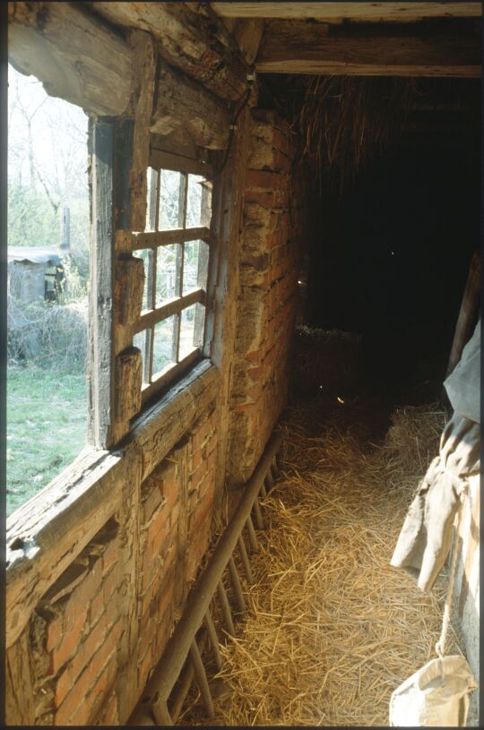 Innenraum eines Gebäudes mit Sstrohgedecktem Boden in Breunsdorf