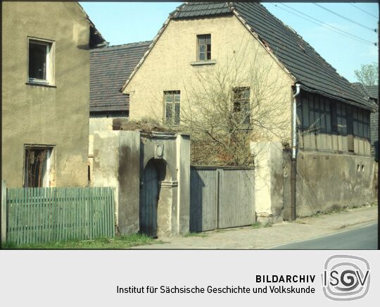 Tor zu einem Gebäude in Breunsdorf