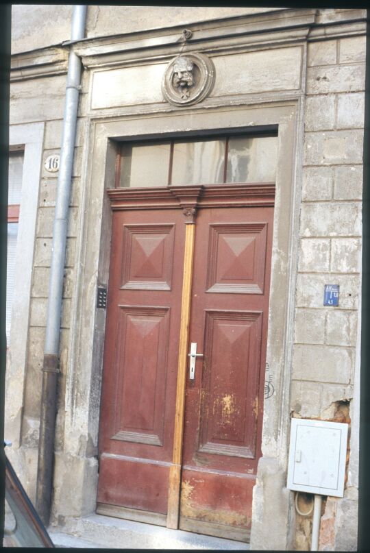 Hauseingang in der Talstraße 16 in der Dresdner Neustadt. Über det Türe ist ein Kopf mit Eisernem Kreuz (König Albert von Sachsen?) angebracht.
