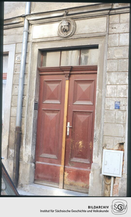 Hauseingang in der Talstraße 16 in der Dresdner Neustadt. Über det Türe ist ein Kopf mit Eisernem Kreuz (König Albert von Sachsen?) angebracht.