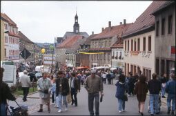 Bild: Ortsansicht von Penig mit dem Rathaus im Hintergrund (Tag der Sachsen 1995?)