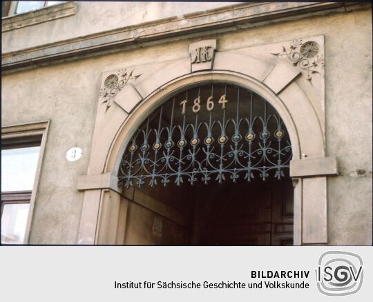 Hauseingang mit Schmuckgitter und der Jahreszahl 1864 in der Wachsbleichstraße 3 in der Dresdner Friedrichstadt