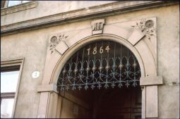 Bild: Hauseingang mit Schmuckgitter und der Jahreszahl 1864 in der Wachsbleichstraße 3 in der Dresdner Friedrichstadt