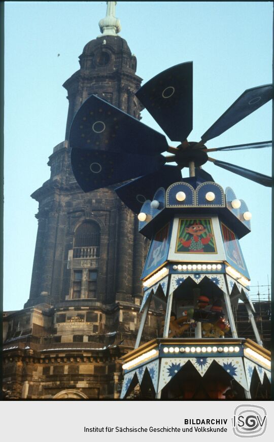 Weihnachtspyramide auf dem Striezelmarkt auf dem Dresdner Altmarkt vor dem Turm der Kreuzkirche