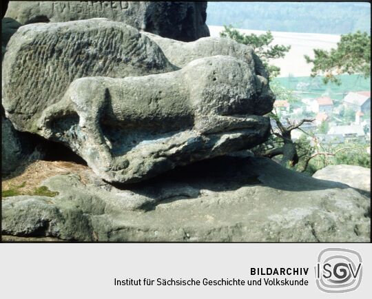 Sandsteinrelief eines Löwen auf der Kaiserkrone in der Sächsischen Schweiz