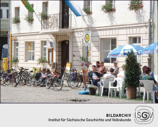 Außenfläche eines Cafés vor dem Rathaus in Stadt Wehlen