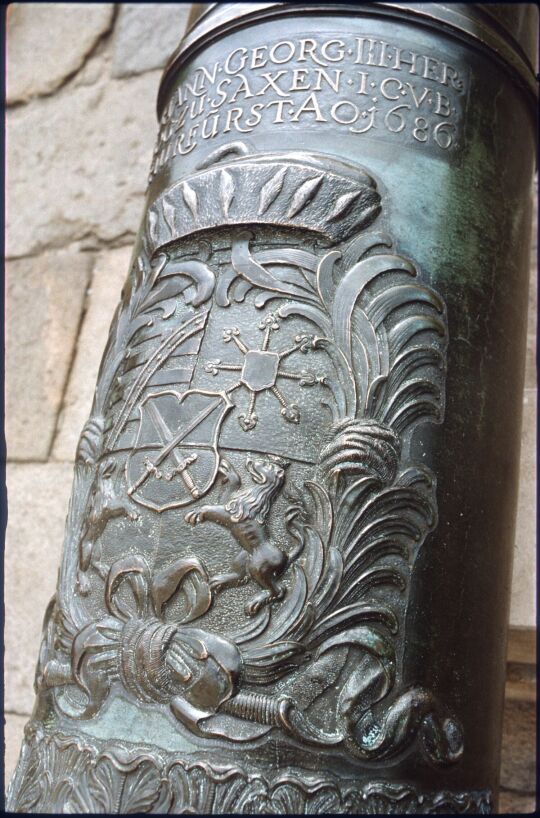 Detail eines Geschützrohrs auf der Festung Königstein mit dem Kursächsischen Wappen Kurfürst Johann Georg III., datiert auf das Jahr 1686