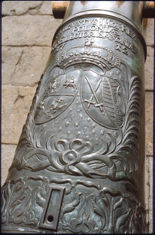Detail eines Geschützrohrs auf der Festung Königstein mit dem sächsisch-polnischen Alianzwappen August des Starken, datiert auf das Jahr 1712