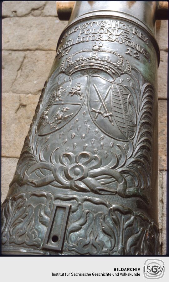Detail eines Geschützrohrs auf der Festung Königstein mit dem sächsisch-polnischen Alianzwappen August des Starken, datiert auf das Jahr 1712