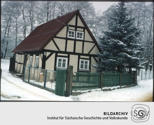 Verschneites Fachwerkgebäude in Deutschbaselitz