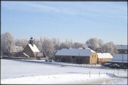 Bild: Blick auf das verschneite Kleinröhrsdorf mit der Dorfkirche