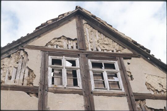 Giebelbereich eines Fachwerkgebäudes mit Bauschäden in Hirschfeld
