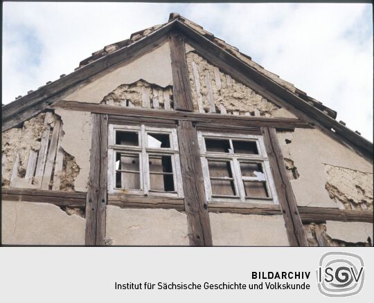 Giebelbereich eines Fachwerkgebäudes mit Bauschäden in Hirschfeld