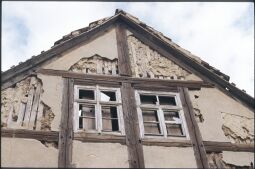 Bild: Giebelbereich eines Fachwerkgebäudes mit Bauschäden in Hirschfeld