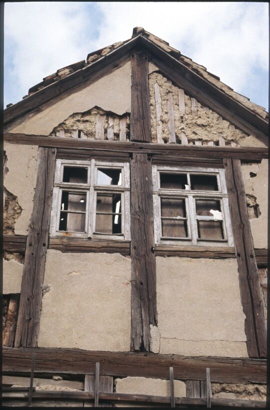 Giebelbereich eines Fachwerkgebäudes mit Bauschäden in Hirschfeld