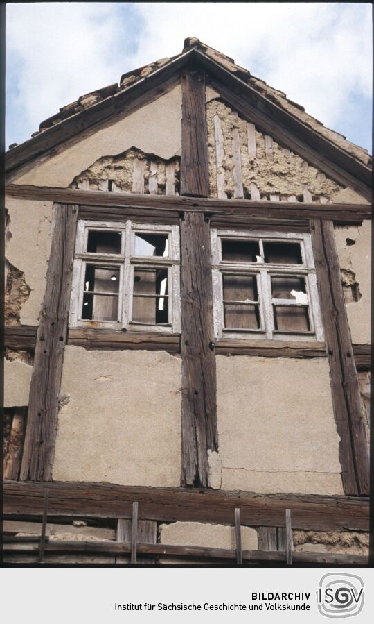 Giebelbereich eines Fachwerkgebäudes mit Bauschäden in Hirschfeld