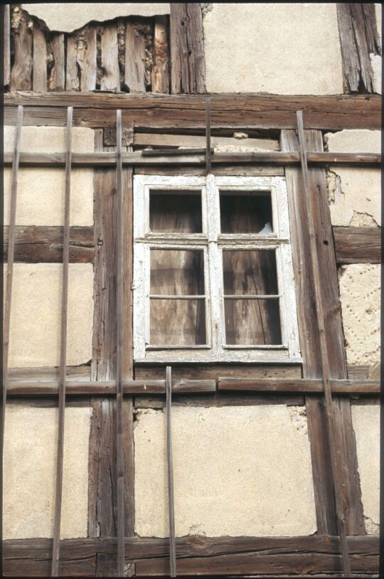 Detail der Fassade eines Fachwerkgebäudes in Hirschfeld mit Bauschäden