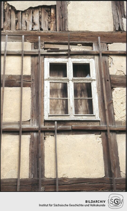 Detail der Fassade eines Fachwerkgebäudes in Hirschfeld mit Bauschäden