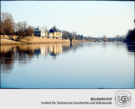 Blick über die Elbe zu Schloss Pillnitz