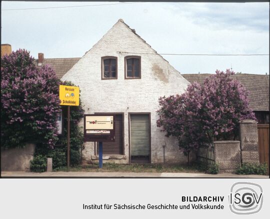Zigarettenautomat vor einem Gebäude in Gröditz (oder Frauenhain)