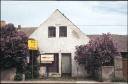 Bild: Zigarettenautomat vor einem Gebäude in Gröditz (oder Frauenhain)