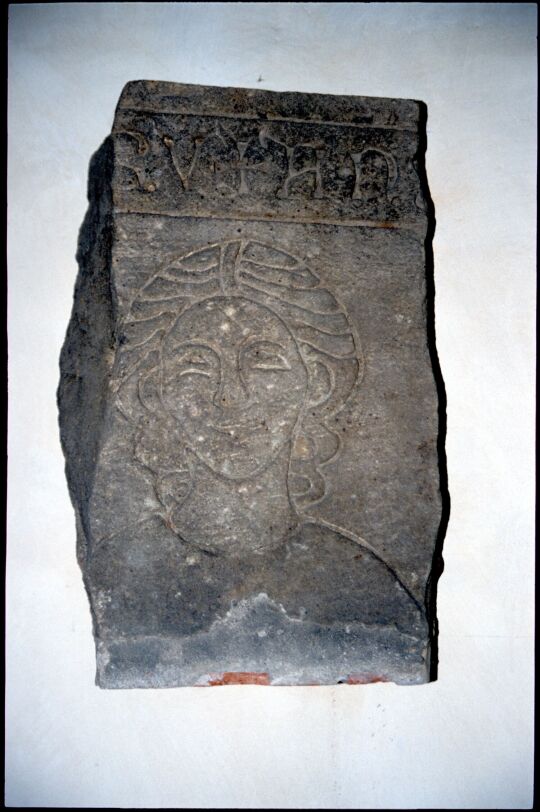 Teil eines mittelalterlichen Relief eines Kopfes aus Altzella