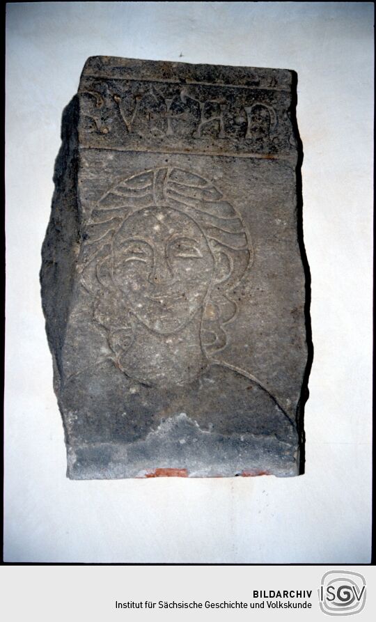 Teil eines mittelalterlichen Relief eines Kopfes aus Altzella