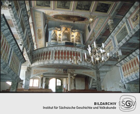 Blick zur Orgelempore der Kirche in Oybin