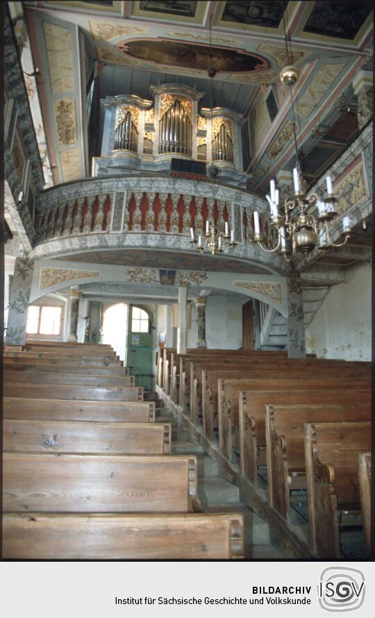 Blick durch die Kirche Oybin zur Orgelempore