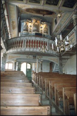 Bild: Blick durch die Kirche Oybin zur Orgelempore