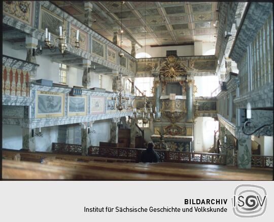 Blick durch die Kirche in Oybin zum Kanzelaltar