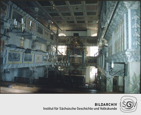 Blick durch die Kirche in Oybin zum Kanzelaltar