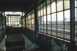 Bild: Zugang zur Bahnsteigunterführung am Bahnhof Pirna. Die Scheiben der Überdachung fehlen zu großen Teilen