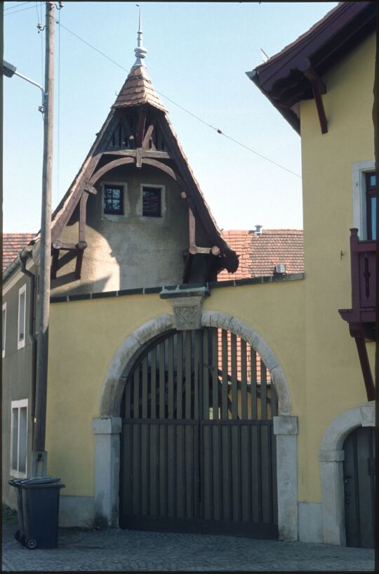 Toreinfahrt mit einem Handwerkerzeichen an einem Gebäude in Heidenau