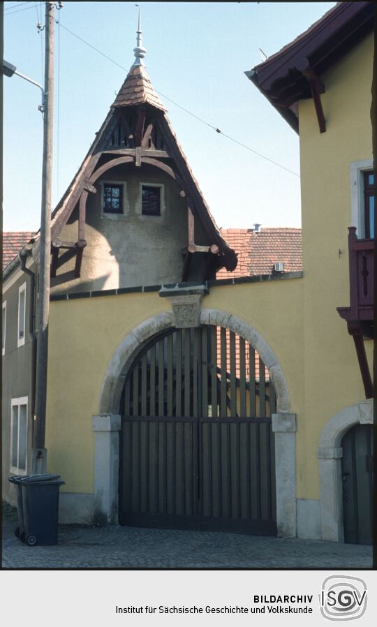 Toreinfahrt mit einem Handwerkerzeichen an einem Gebäude in Heidenau