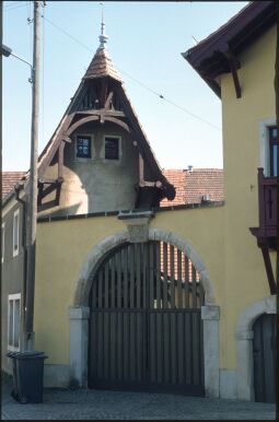 Bild: Toreinfahrt mit einem Handwerkerzeichen an einem Gebäude in Heidenau