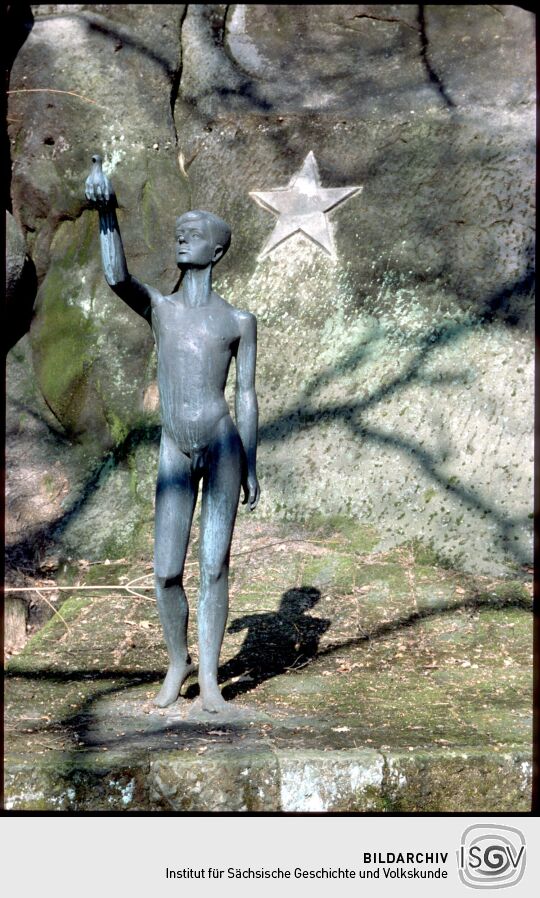 Statue eines jungen mit Taube im Ehrenhain für getötete sowjetische Soldaten und Zivilisten in Oybin.