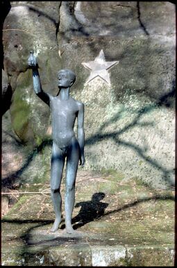 Bild: Statue eines jungen mit Taube im Ehrenhain für getötete sowjetische Soldaten und Zivilisten in Oybin.