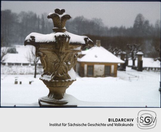 Sandsteinvase mit Jagdmotiven (Jagdhorn, Hirschfänger) am Schloss Moritzburg