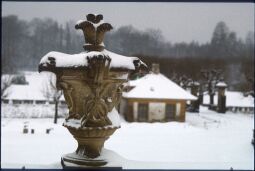 Bild: Sandsteinvase mit Jagdmotiven (Jagdhorn, Hirschfänger) am Schloss Moritzburg