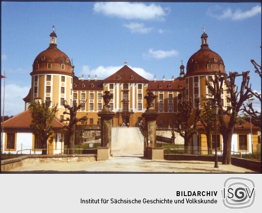 Blick zur Hauptfassade von Schloss Moritzburg