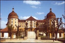 Bild: Blick zur Hauptfassade von Schloss Moritzburg